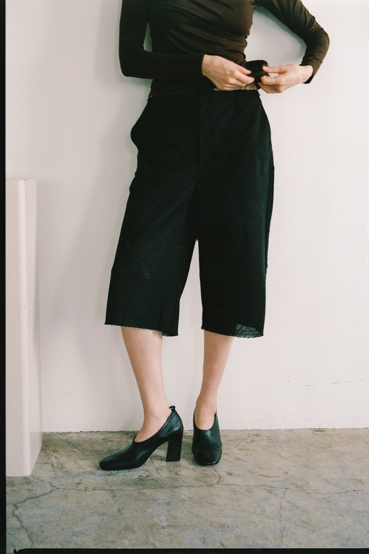 Linen Like PL Unhemmed Hip Hugger Half Pants (ls72655P)