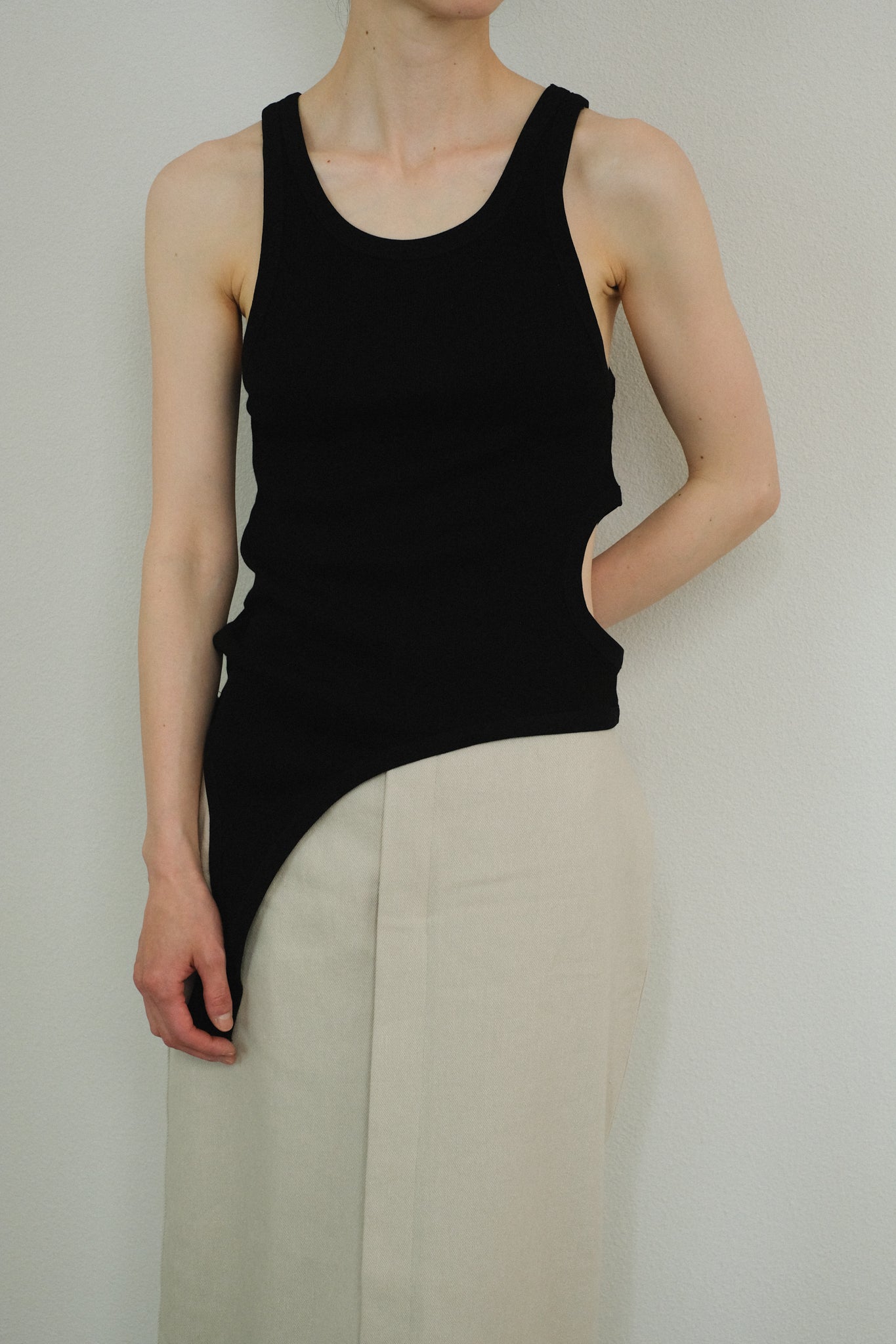 Asymmetric Cut Out Tank(ls42472T)