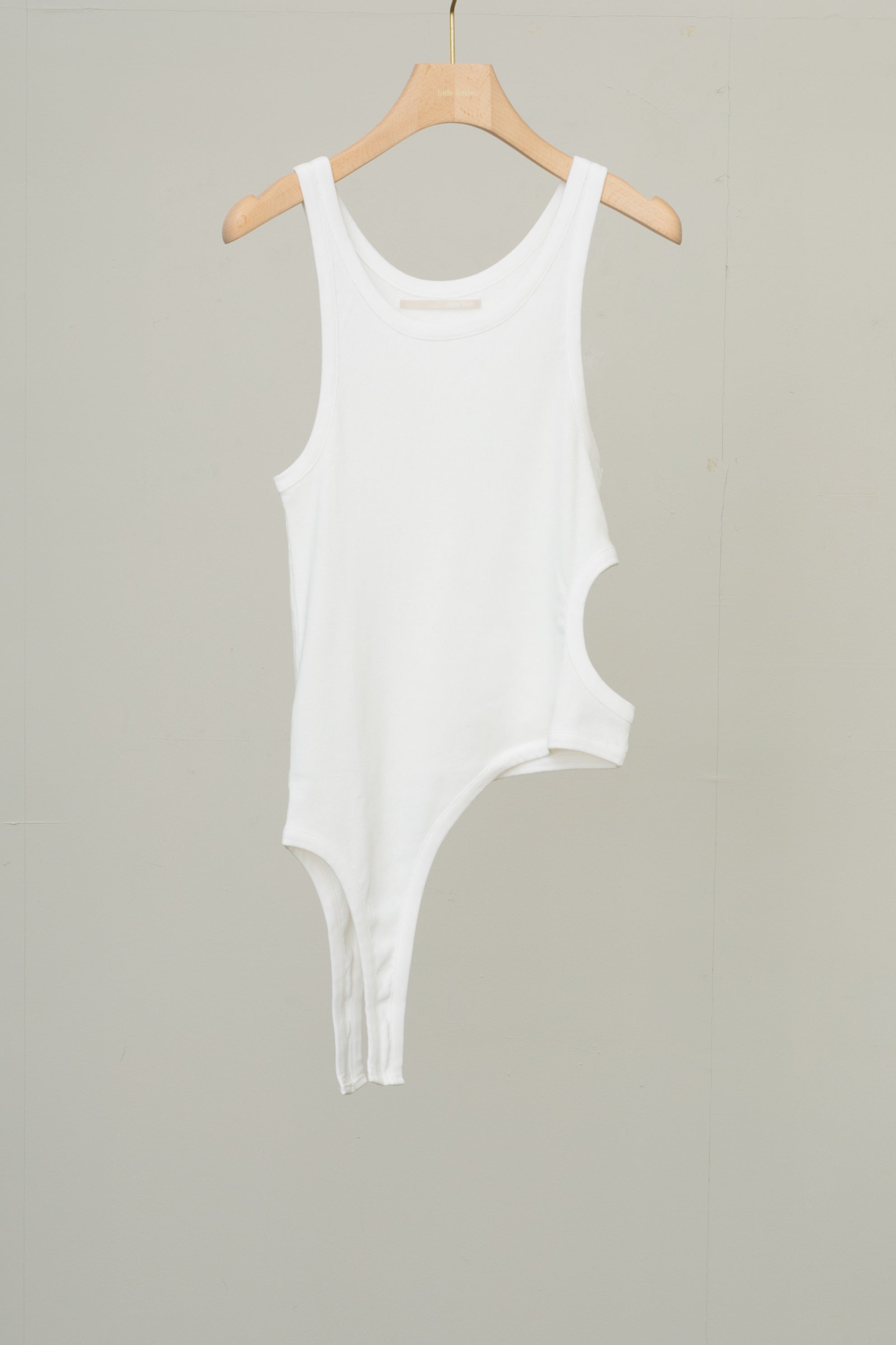 Asymmetric Cut Out Tank（ls42472T）