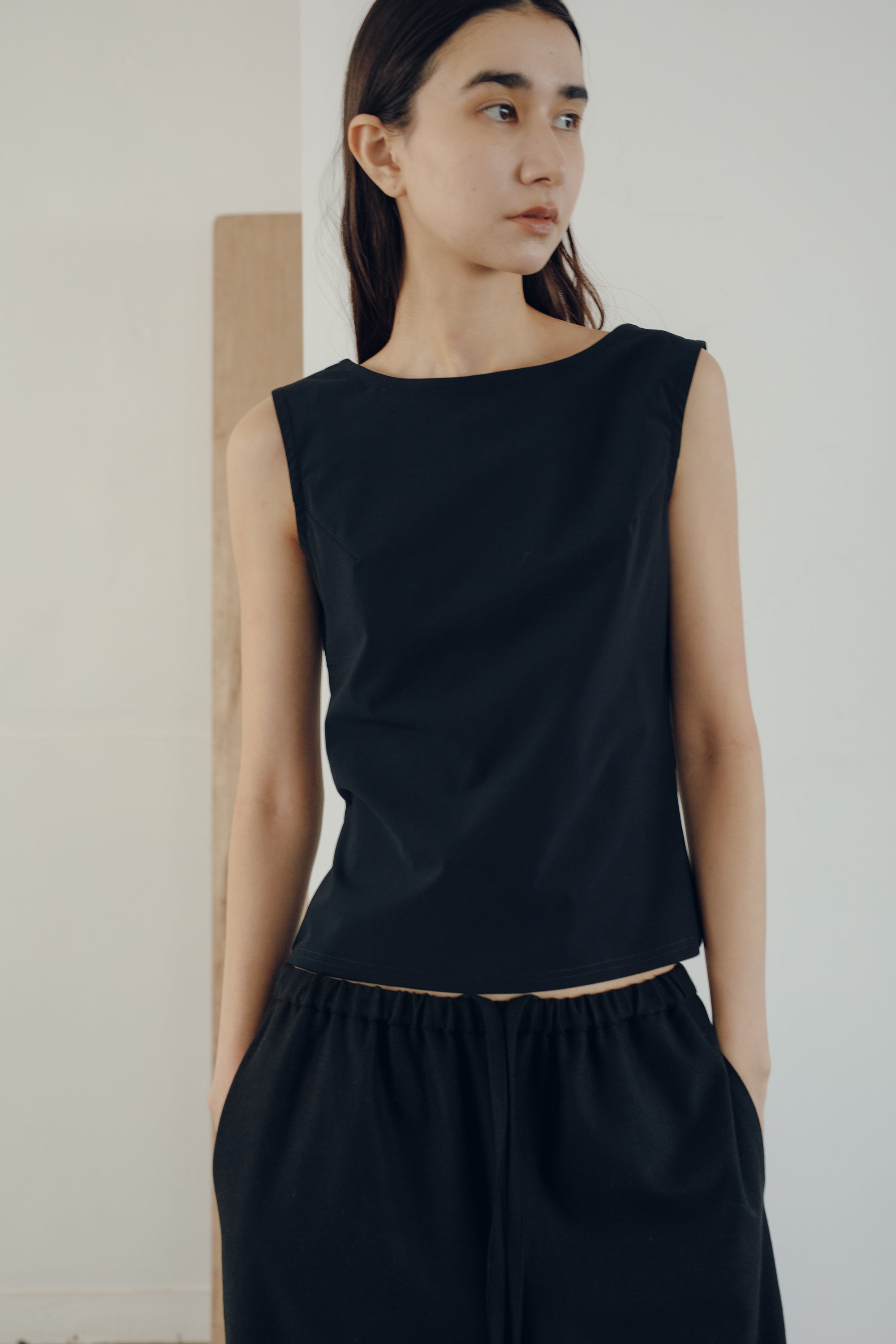 Recycled Nylon Boat Neck Sleeveless Top(ls64621T )