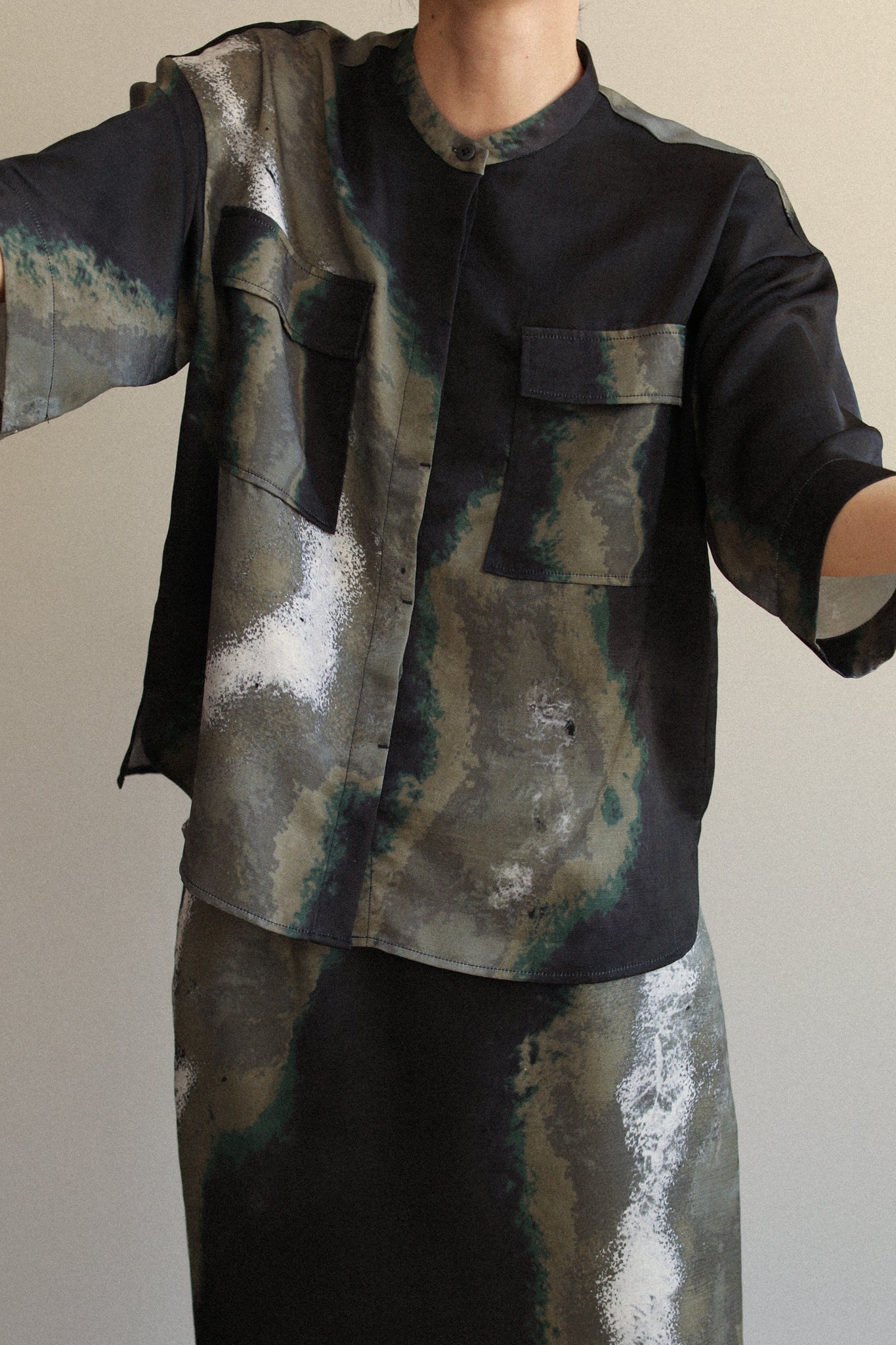 Earth Print Stand Collar Shirt（ls22282T）