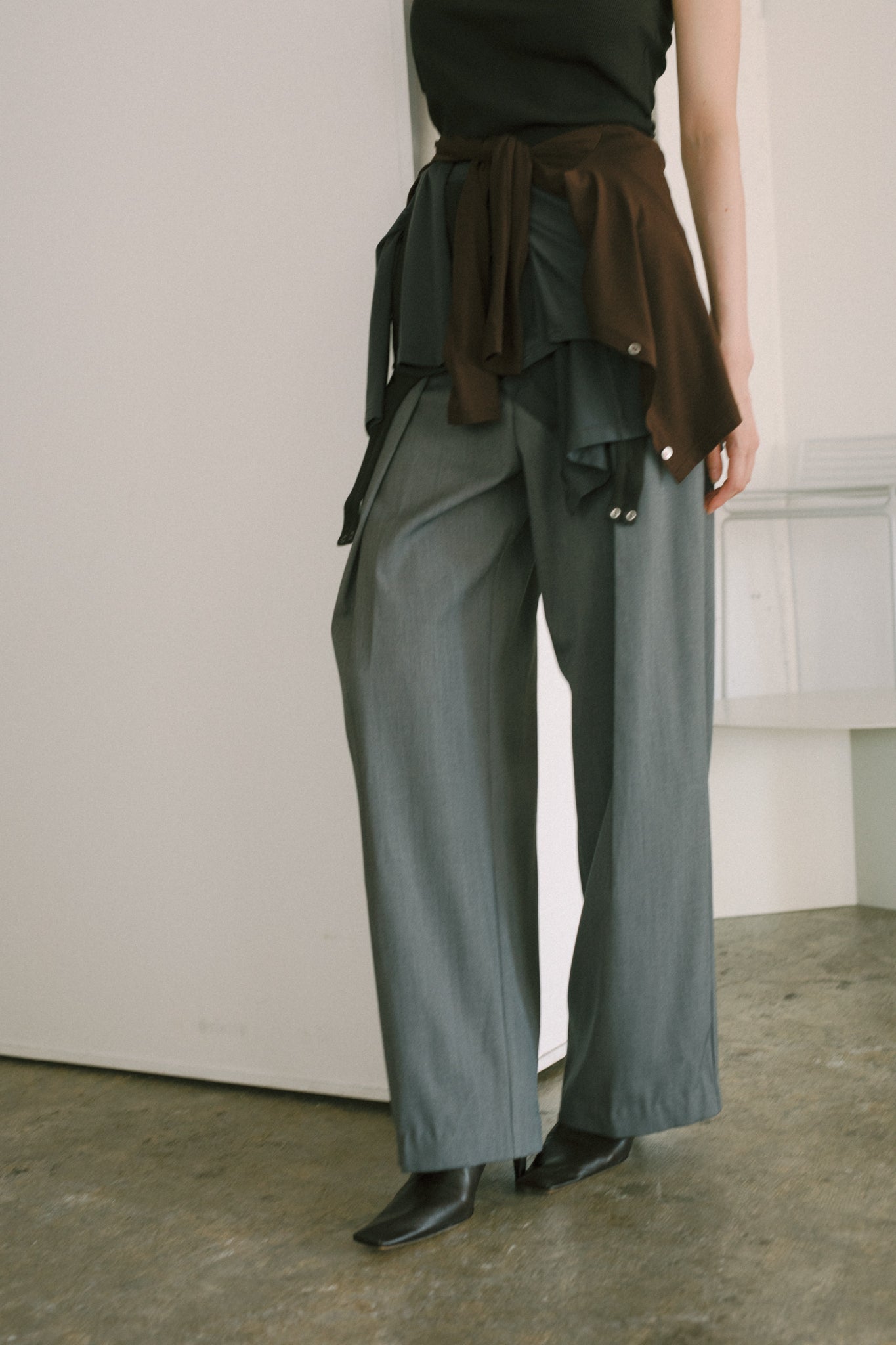 Wool Mix Gabardine Hip Hugger Tucked Wide Slacks (ls72638P)